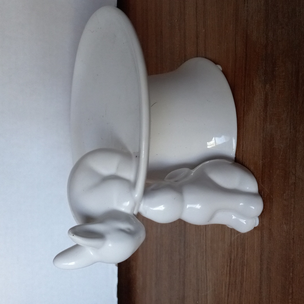 Easter dessert tray featuring bunnies.